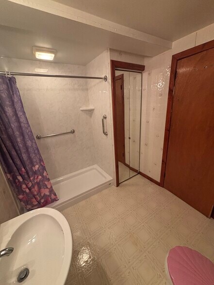 Building Photo - 225 Fairhaven Dr