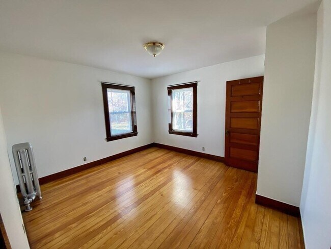 Building Photo - 10-12-12 Brookway Terrace