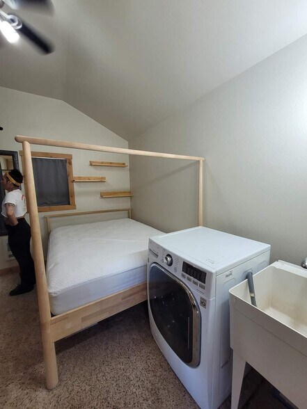 Building Photo - 755 Elm Rd