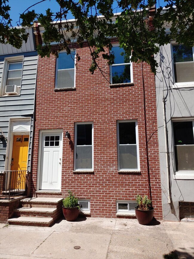 Primary Photo - Gorgeous Point Breeze 2 bedroom house-