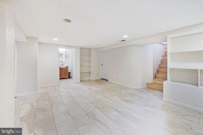 Building Photo - 2957 Strathmeade St