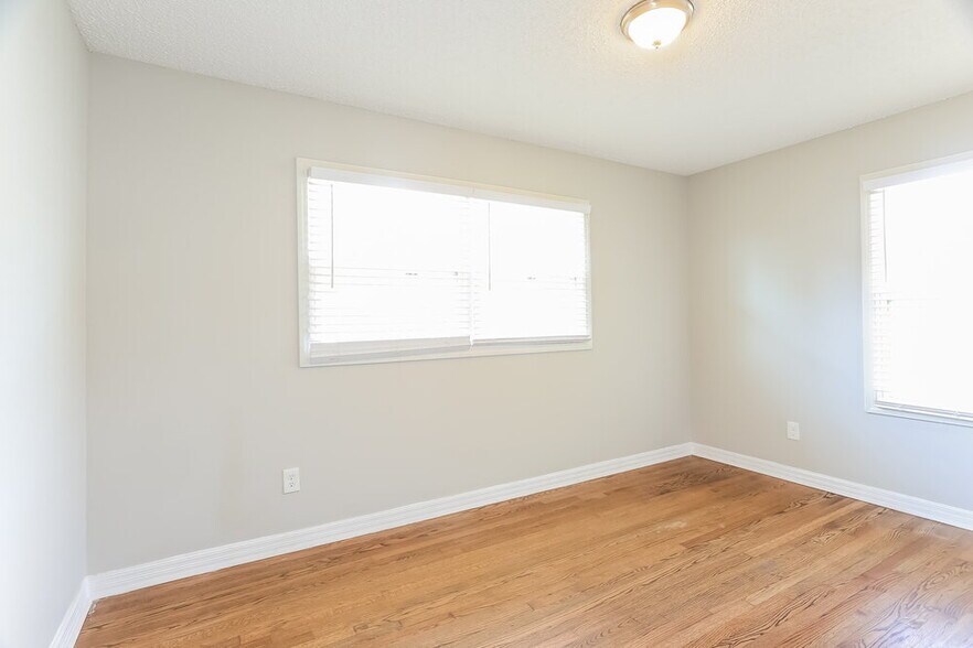 Building Photo - 817 Hillview Dr