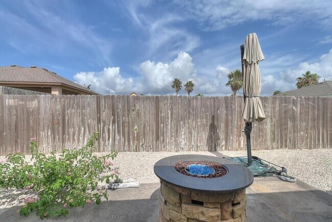 Building Photo - 14905 Dasmarinas Dr