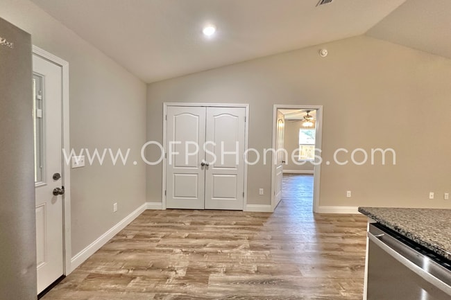 Building Photo - AVAILABLE NOW! 3/2 in Milton!