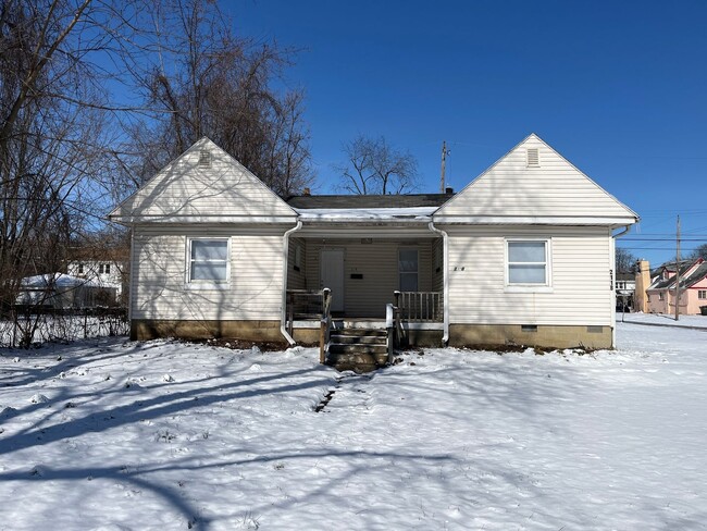 Building Photo - 4 bedroom 1 bathroom single family home wi...