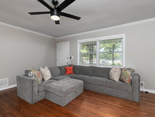 Building Photo - 3249 Howell Dr