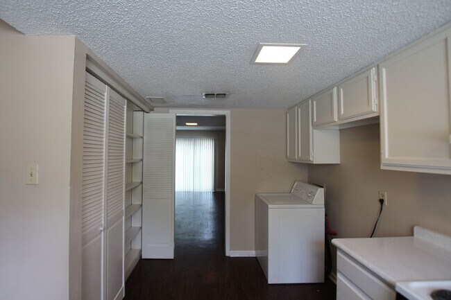 Building Photo - Delmar Dr.  2518/2520