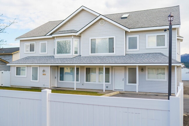 Building Photo - Lilac Retreat - Unit C