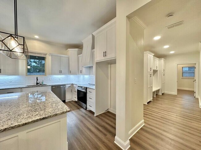 Building Photo - Stunning 3/2/2 on the Outskirts of Lindale!