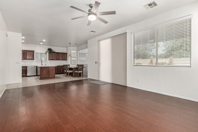 Building Photo - 390 W Wisteria Pl