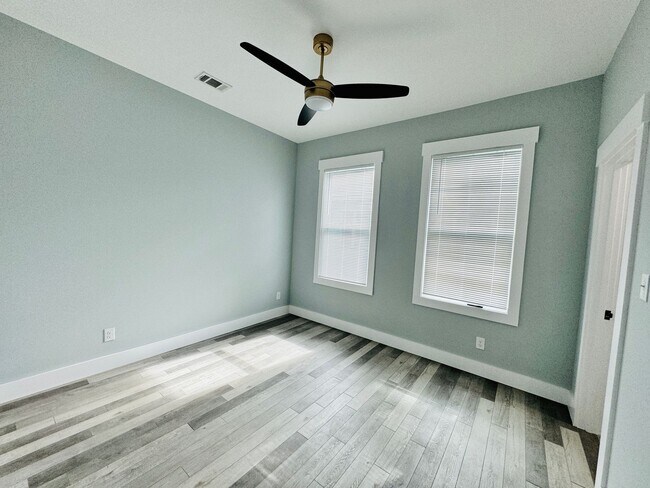 Building Photo - RATE DROP ALERT! (was $2600/month)