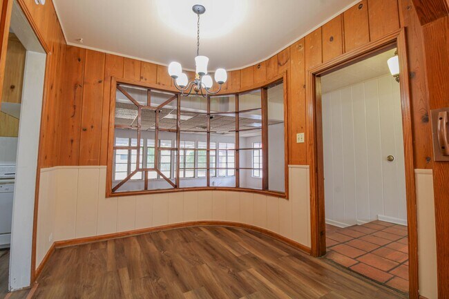 Building Photo - 1327 Vanderbilt St