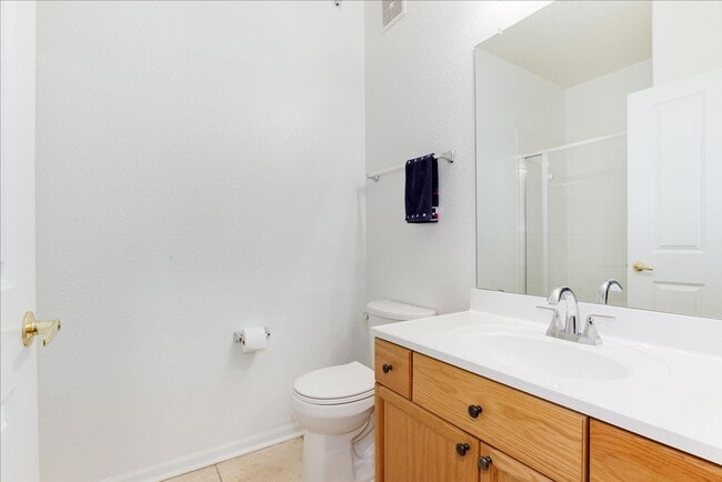 Building Photo - July 1st Move in! Top Floor 2 Bed / 2 Bath...