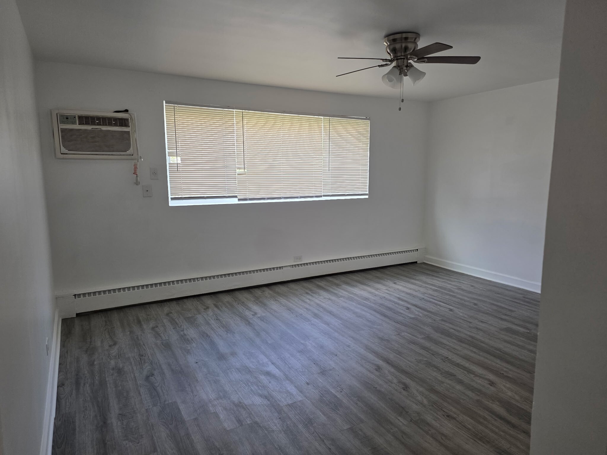 Building Photo - 14605 Des Plaines St