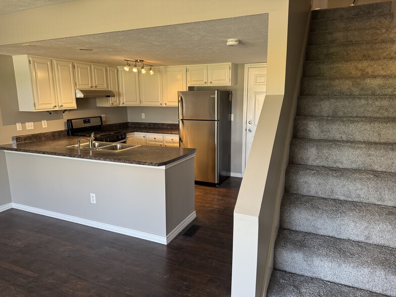 Building Photo - 1208 Riviera Dr