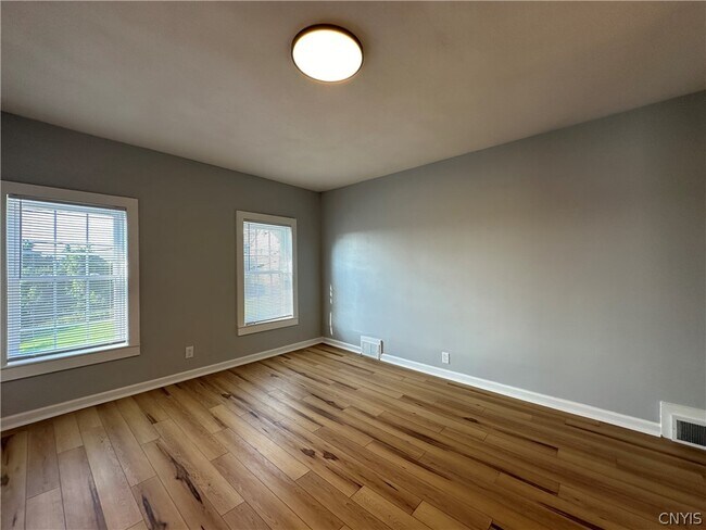 Building Photo - 408 E Laurel St