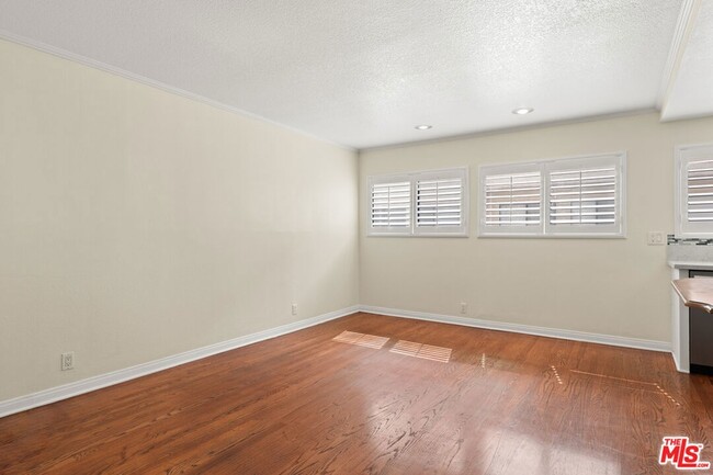 Building Photo - 6021 Lindley Ave