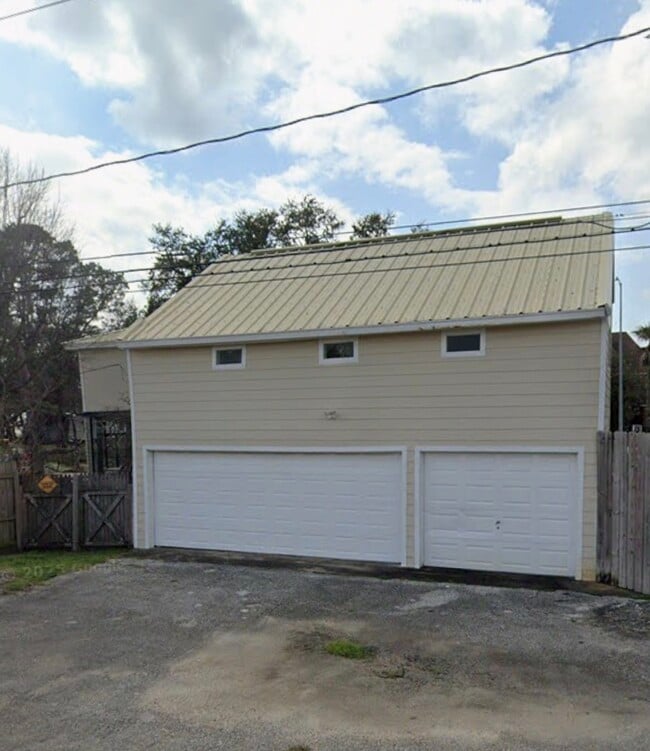 Building Photo - 8 Bayvilla Dr