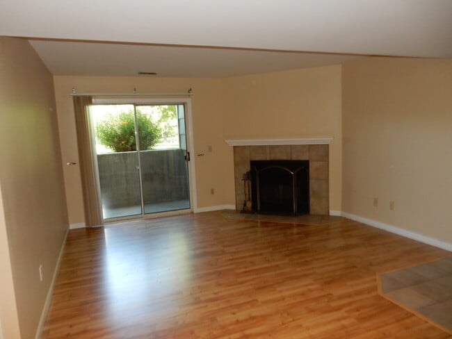 Building Photo - Charming 2 bed/ 2 bath condominium located in Gunbarrel's Hunter Creek. Next to beautiful park!