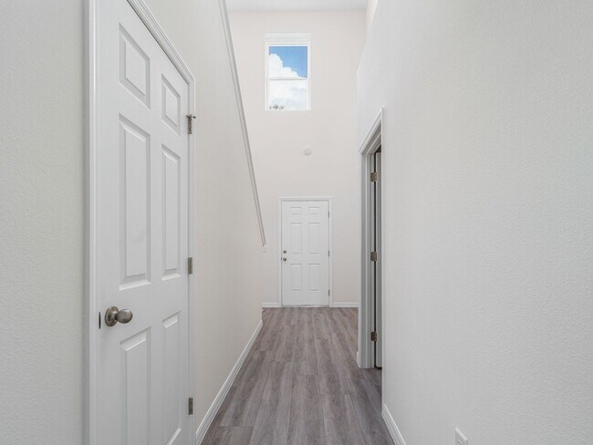 Building Photo - 4/3.5 with a loft in Longwood!