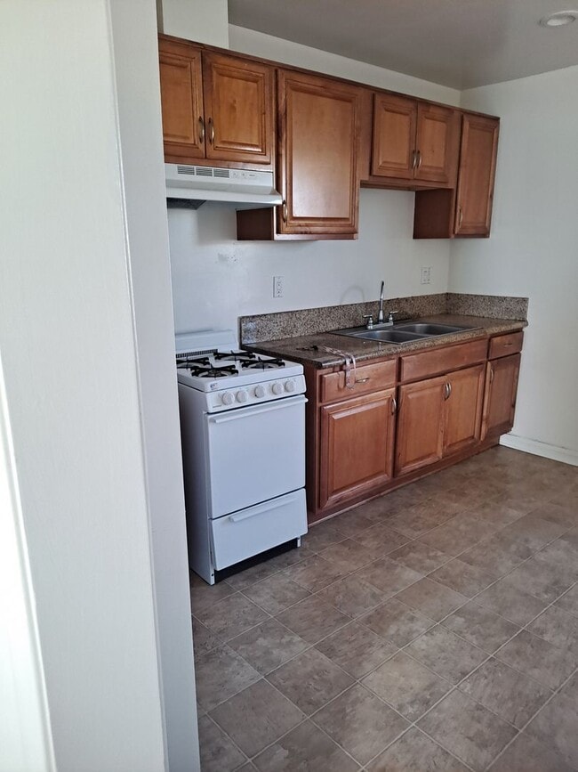 Building Photo - OLD TORRANCE 1 BDRM APT FOR LEASE!