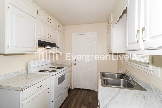 Building Photo - 4053 Chippewa Rd