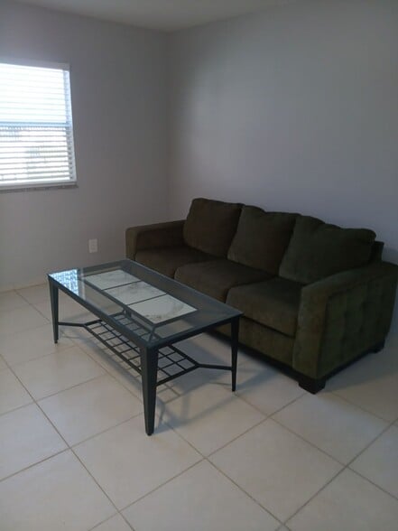 Building Photo - 619 Saxony M