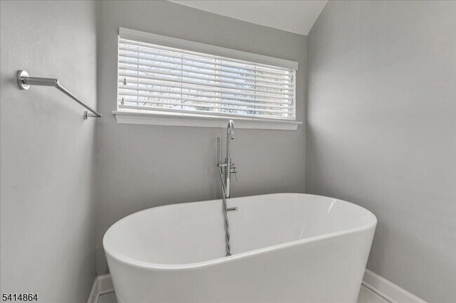 Building Photo - 40 Primrose Ln