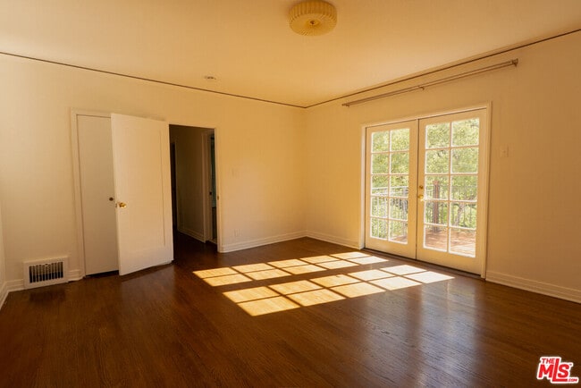 Building Photo - 2829 Beachwood Dr