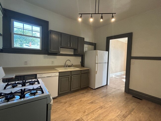 Building Photo - 3 Bedroom 1.5 bath home in Davenport