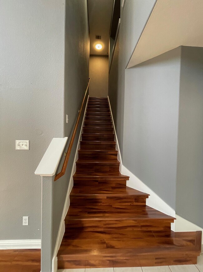 Building Photo - 10312 Yellowstone Dr