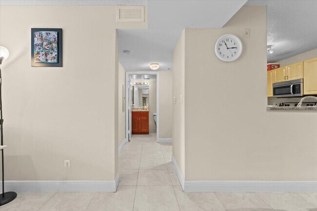 Building Photo - 609 E Sheridan St