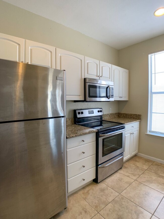 Building Photo - Studio unit in Downtown with free water an...