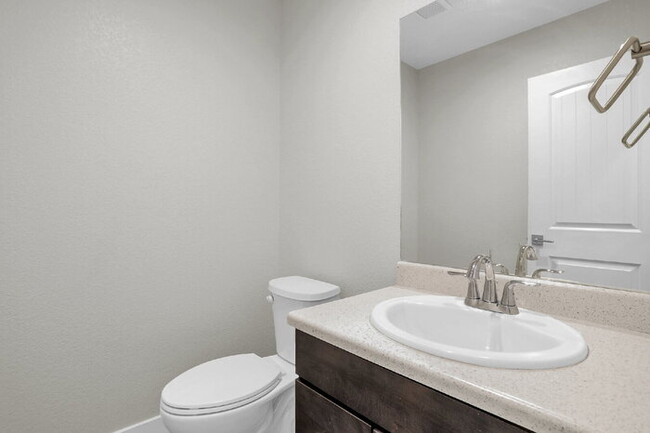 Building Photo - Modern 3-Bedroom Townhome – Conveniently L...