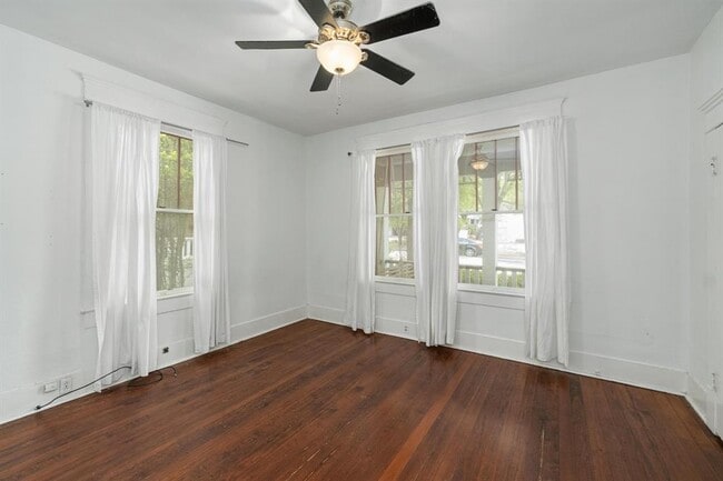 Building Photo - 304 W 35th St