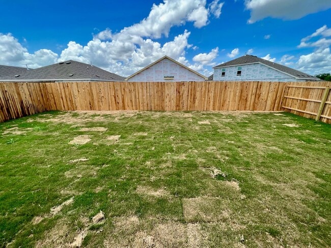 Building Photo - Beautiful 4-Bed 2-Bath Home in the Fabulou...