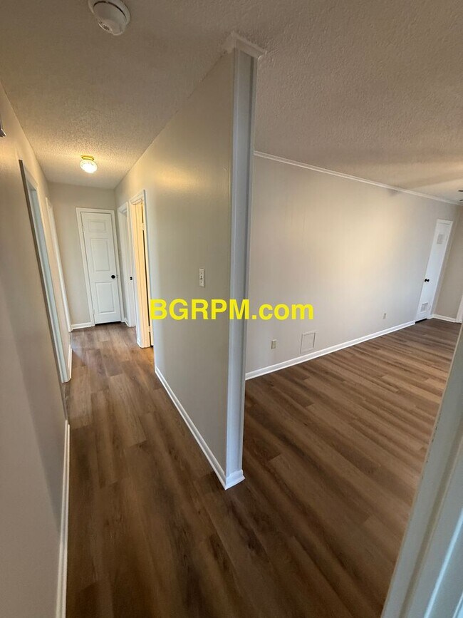 Building Photo - 3 Bed 2 Bath