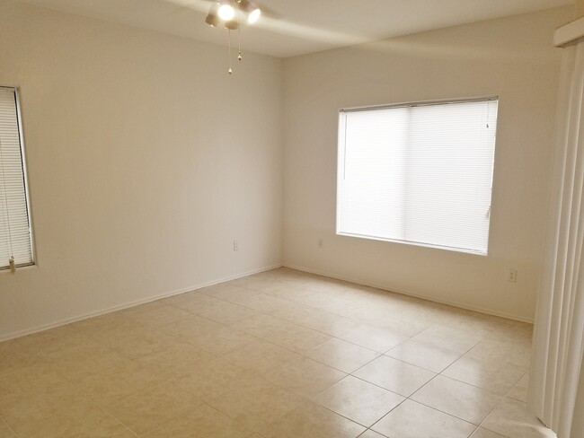 Building Photo - 1 Bedroom 1 Bath in a Lush, Gated Communit...