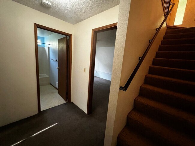 Building Photo - 1110 Shorewood Dr