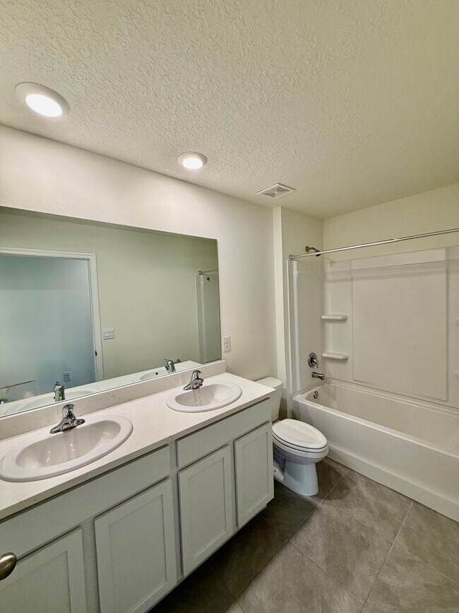 Building Photo - Beautiful Home in Newberry, FL – Spacious, Modern, and Peaceful Living