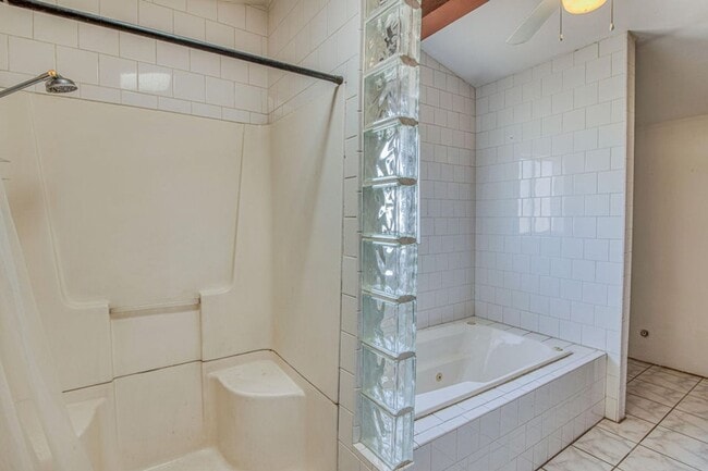 Building Photo - Come and check this 3 bed/2 baths house