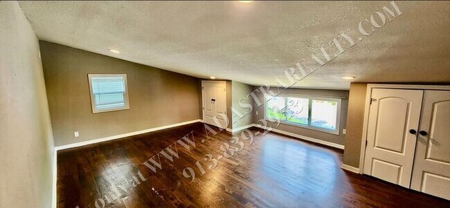 Building Photo - Nice Updated 3 Bed, 1 Bath in KCK-Availabl...