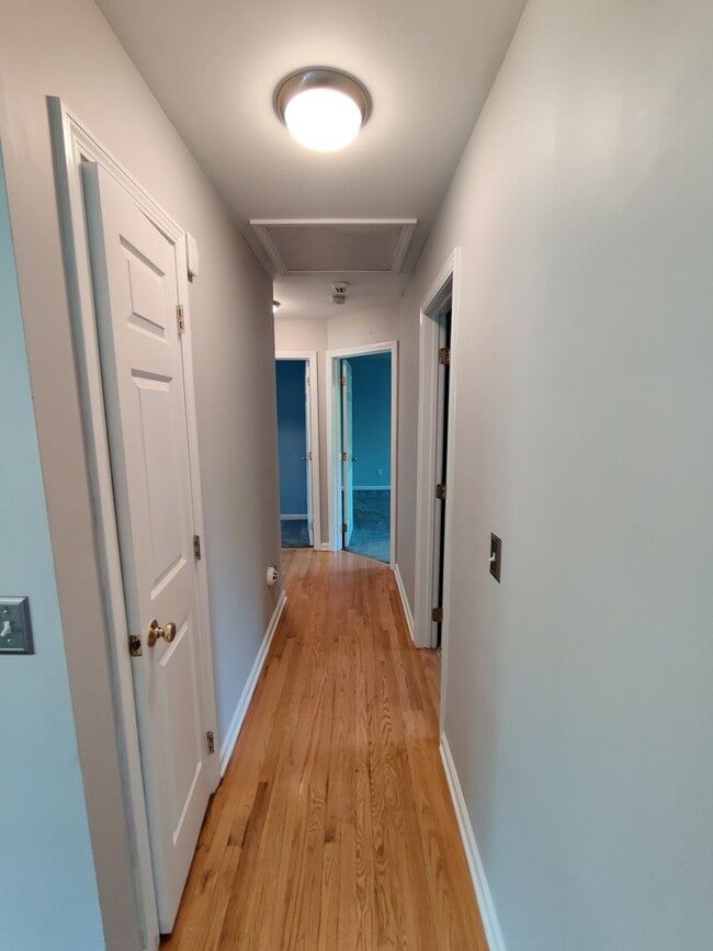Building Photo - Lovely 4BD / 2 Bath High Ranch