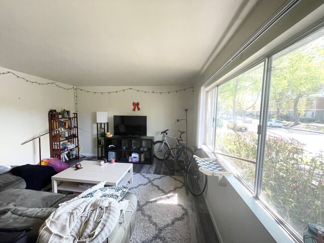 Building Photo - Remodeled Large 4 Bedroom 2 Bath Condo  in...