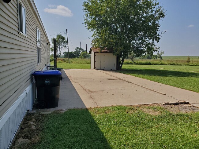 Building Photo - Nice, large, mobile home on outskirts of T...