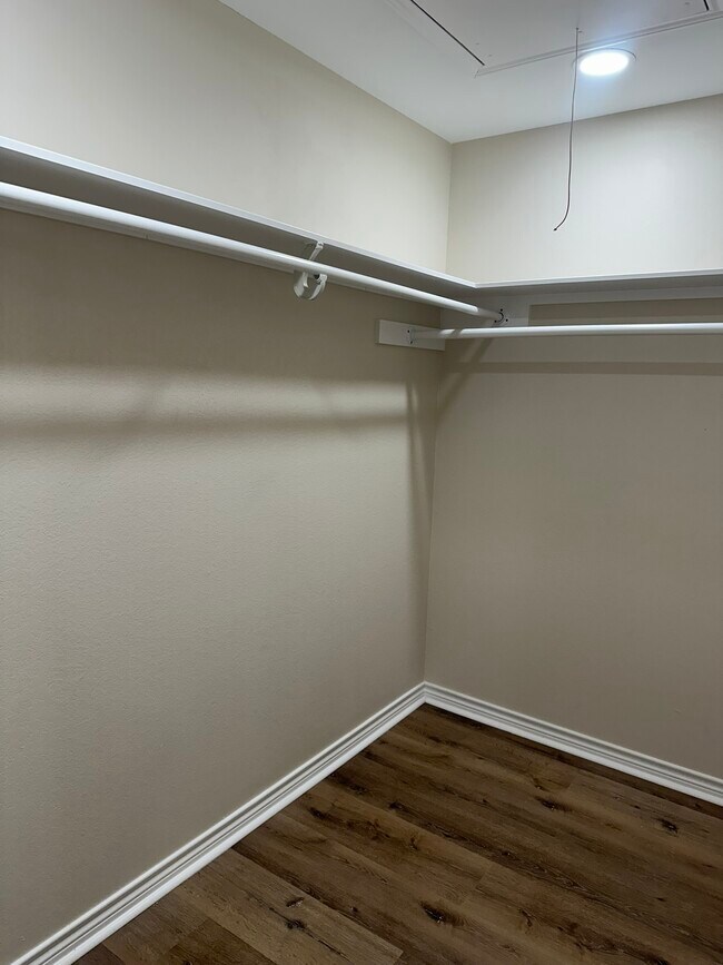 Building Photo - 9000 Eastwood Ave