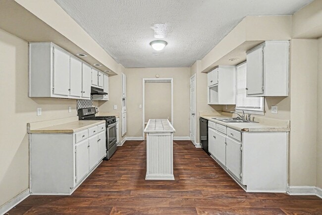 Building Photo - Large 3 Bedroom 2 Bath Home