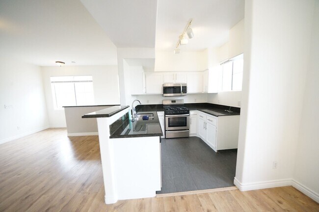 Building Photo - SHOWINGS START 4/1/2025