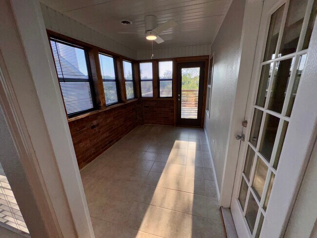 Building Photo - 4 Ridgeview Ln