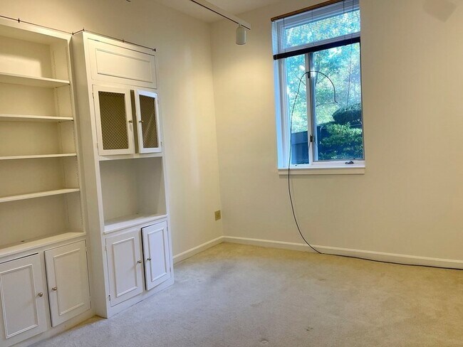 Building Photo - 100 Keyes Rd